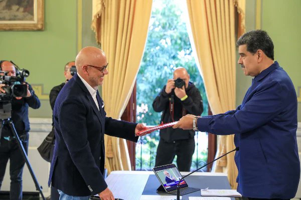 El presidente <a href="/NicolasMaduro/">Nicolás Maduro</a> promulgó la Ley Orgánica de Extinción de Dominio

1007 bienes valorados en millones de dólares ya identificados, serán sujetos a su aplicación, para recuperarlos para el pueblo

Continuamos generando las leyes que demanda nuestra gente ¡Vamos a fondo!