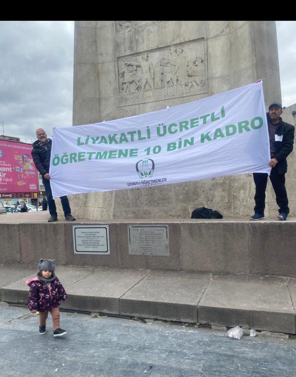 heybet4747's tweet photo. Ücretli öğretmene 10 bin kadro.
#ÜcretliÖğretmeneKADRO
@RTErdogan 
@HMBakanligi https://t.co/BnoSDMrpm6
