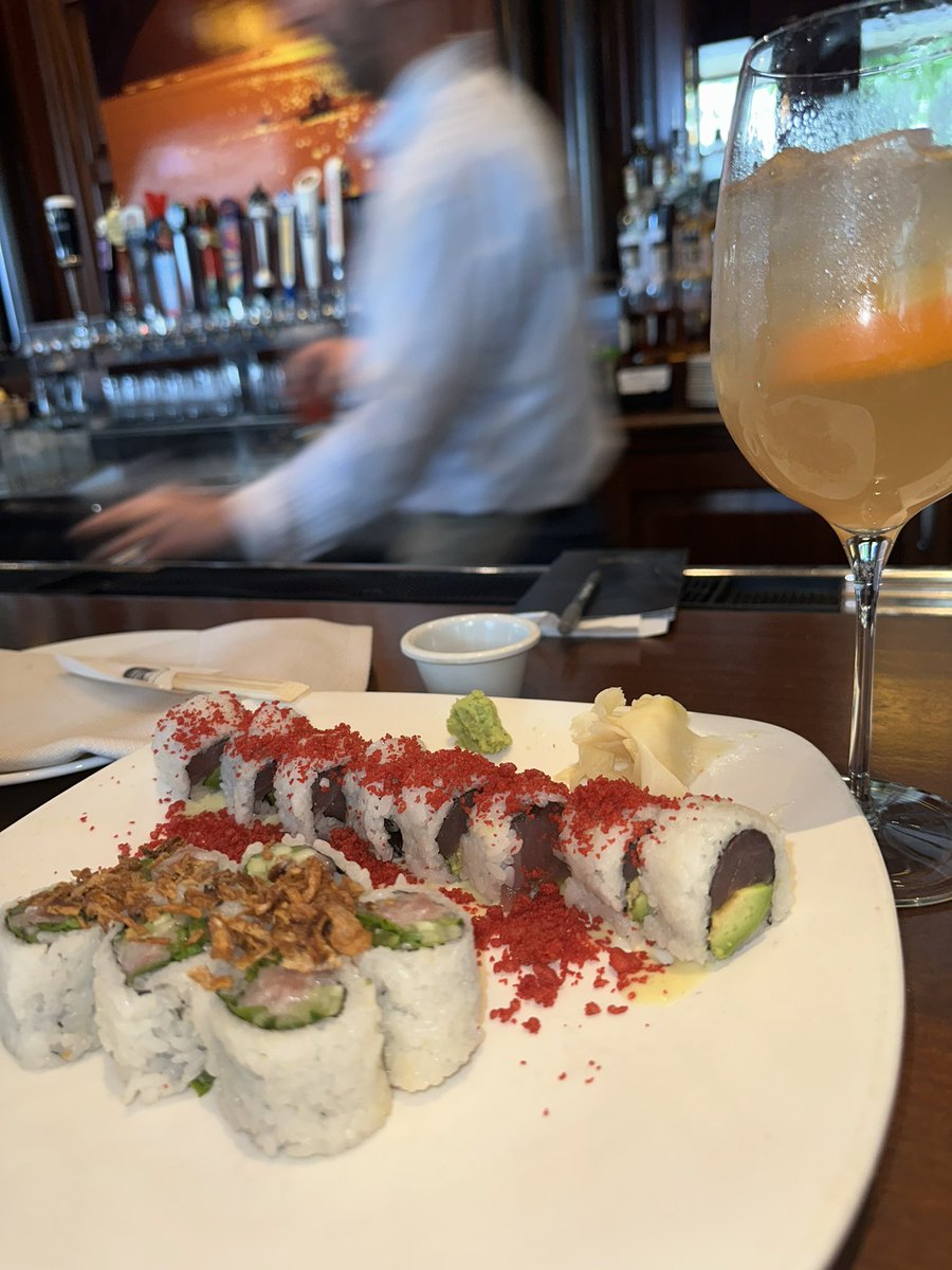 MillianFoxxx's tweet photo. I love sushi 🍱 this is from Hamilton’s in DC 😇 #DateDC #DateDCA #DateBWI #datedubai https://t.co/uOE64FuJhD