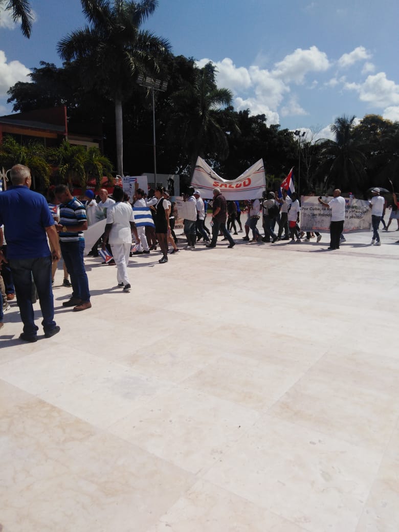uccmcuba's tweet photo. No lo van impedir que desfilemos el #1Mayo
#ALaPatriaManosYCorazón 
La Unidad Central de Cooperación Médica junto al pueblo y la Revolución desfilaremos porque #Cuba va🇨🇺🇨🇺🇨🇺♥️
#CubaCoopera 
#60AñosSalvandoVidas https://t.co/mMHWh8SCM8