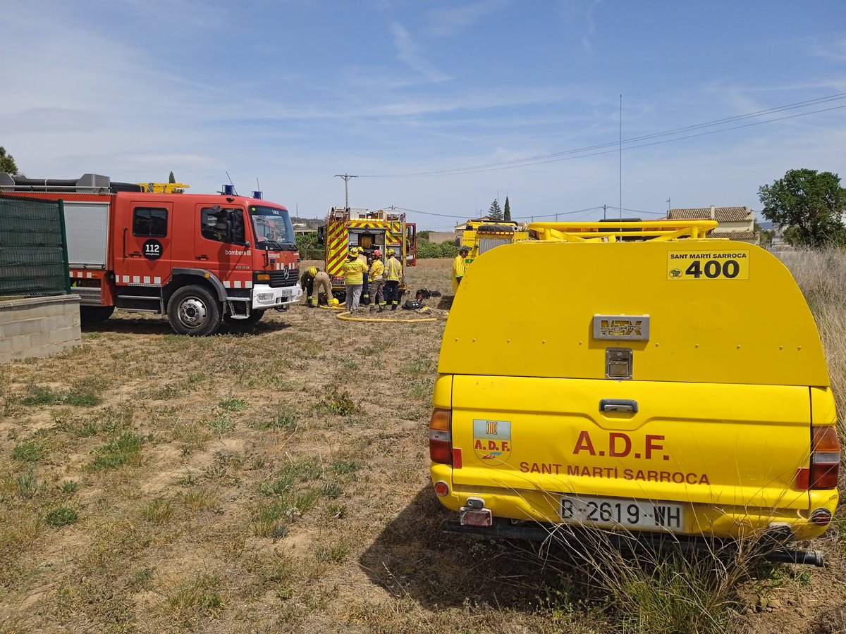 ADF Sant Martí (@adfmarti) on Twitter photo Donem suport als <a href="/bomberscat/">Bombers</a>, juntament amb <a href="/federacioADF_PG/">Federació ADF_PG</a> , en un foc declarat en un garatge la barri de la Bleda.
<a href="/ajsantmarti/">Ajuntament Sant Martí Sarroca</a> <a href="/sfadfcat/">SFADF</a> Donem suport als <a href="/bomberscat/">Bombers</a>, juntament amb <a href="/federacioADF_PG/">Federació ADF_PG</a> , en un foc declarat en un garatge la barri de la Bleda.
<a href="/ajsantmarti/">Ajuntament Sant Martí Sarroca</a> <a href="/sfadfcat/">SFADF</a>