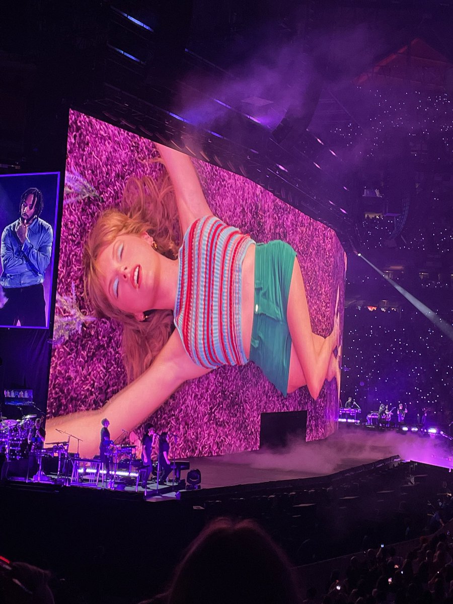 jazzyjuice402's tweet photo. the lavender haze visuals look very very silly from 130 lower bowl #AtlantaTSTheErasTour https://t.co/fhbPLrt36v