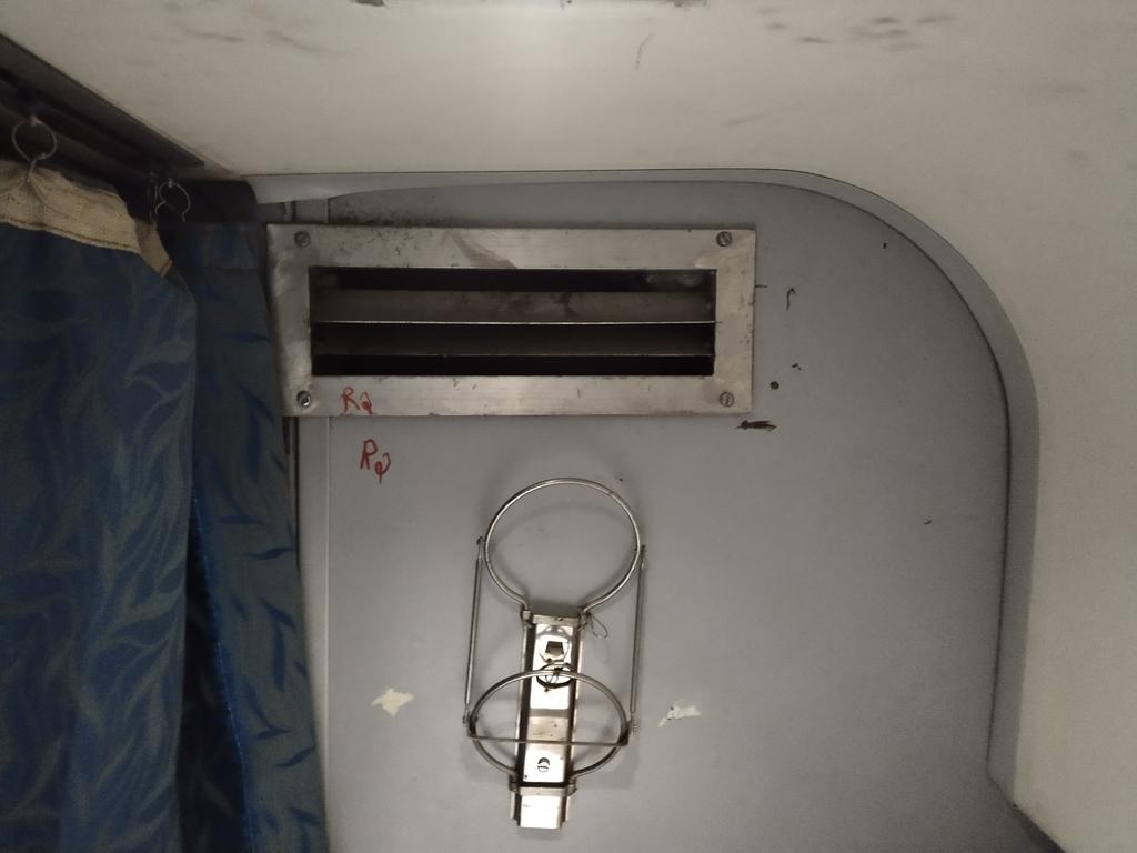 ShiviShivaya's tweet photo. @IRCTCofficial Charging 2AC price in a Third Ac seat which is even narrower than sleeper in #PoorvaExpress.Why is this so?
All seats are so broad and spacious bt Y this SideUpper so narrow?
@AshwiniVaishnaw @IndianRailMedia @PMOIndia #VandeBharatExpress #कल_भारत_बंद_रहेगा https://t.co/DxZRHKJBpz