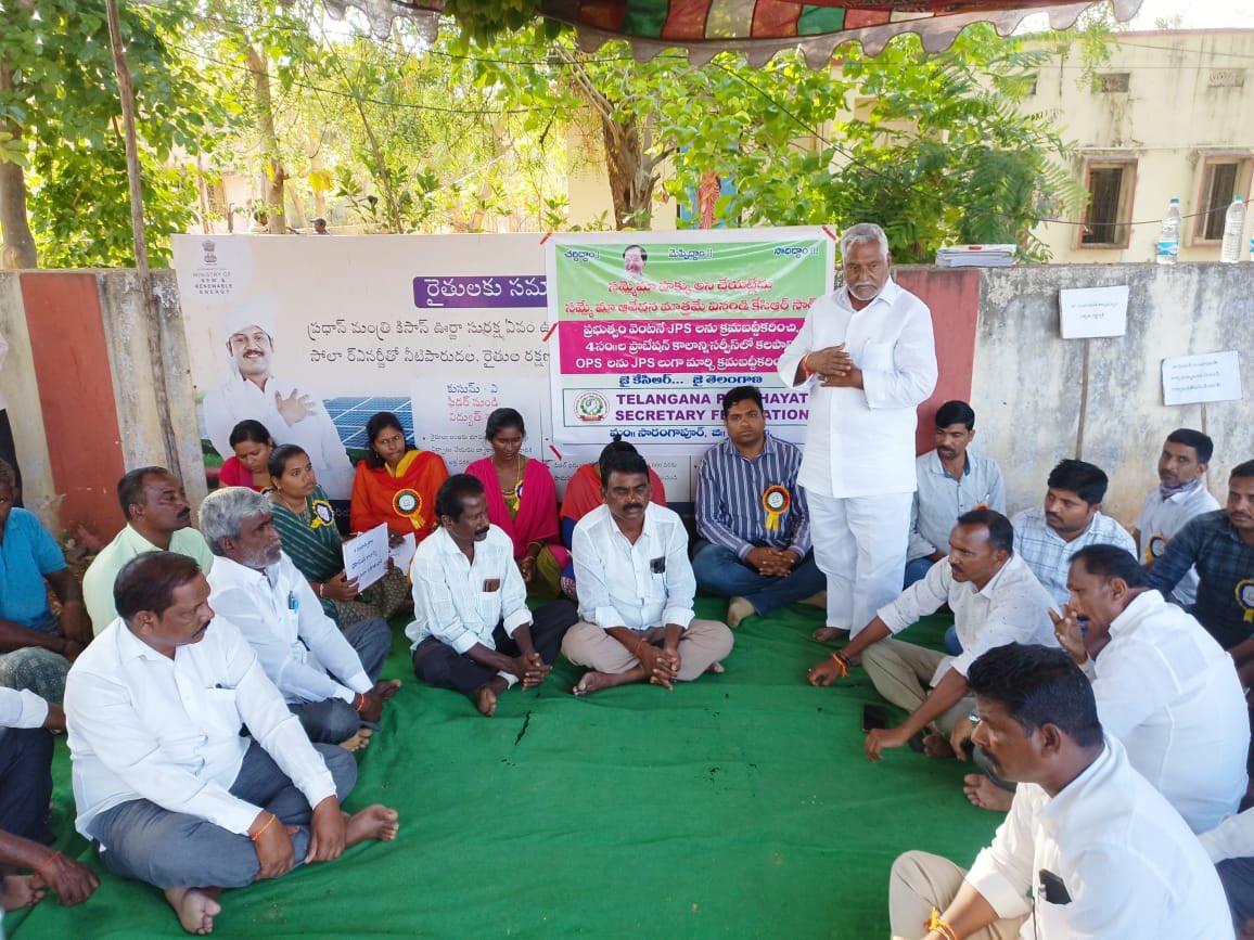 TJEEVANREDDI's tweet photo. సారంగపూర్ మండల కేంద్రంలో పంచాయతీ సెక్రెటరీ రెగ్యులర్ చేయాలి అని సమ్మె నిర్వహించగా వారికి మద్దతు తెలిపారు పట్టభద్రుల ఎమ్మెల్సీ జీవన్ రెడ్డి గారు. https://t.co/8squYFwOB9