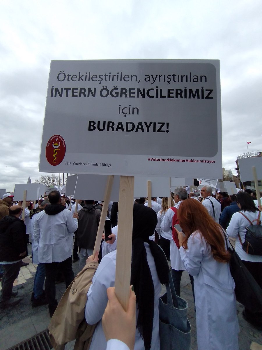 Bu günü Atamızın huzurunda kutladığımız için çok gururluyum. Biz olduğumuz kişiye sahip çıktıkça, birlikte oldukça güzeliz. Umarım bundan sonraki yıllarda bir bayram havasında kutlanır,haklarımızı talep ettiğimiz bir gün olarak değil. #WorldVeterinaryDay  #worldveterinaryday2023