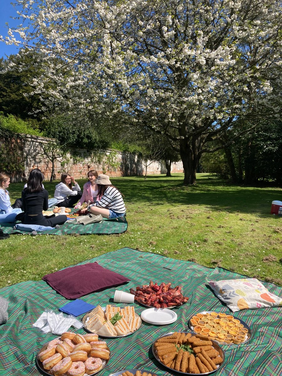 CobhamBoarding's tweet photo. Welcoming the students back for summer term! the weather gave us a little taste of what's to come with some beautiful sunshine. The boarders spent the afternoon laying in the sun, picnicking, chatting and having some chill time #ukboardingschool #cobhamhall #picnic #summer #sun https://t.co/ZrJWT35CU3