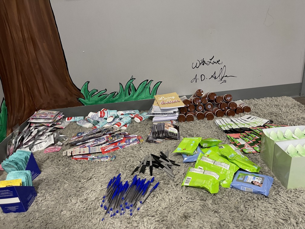 GvilleSCPoodles's tweet image. Project CRADLE Care package assembly is underway, but you still have time to donate!!!

For Moms: Travel size toiletries, comfort items
For Babies: Bibs, small blankets, burp cloths

Donate today!

#ProjectCradleCare
#EtaSigmaSigma
#SigmaGammaRho
#Greater