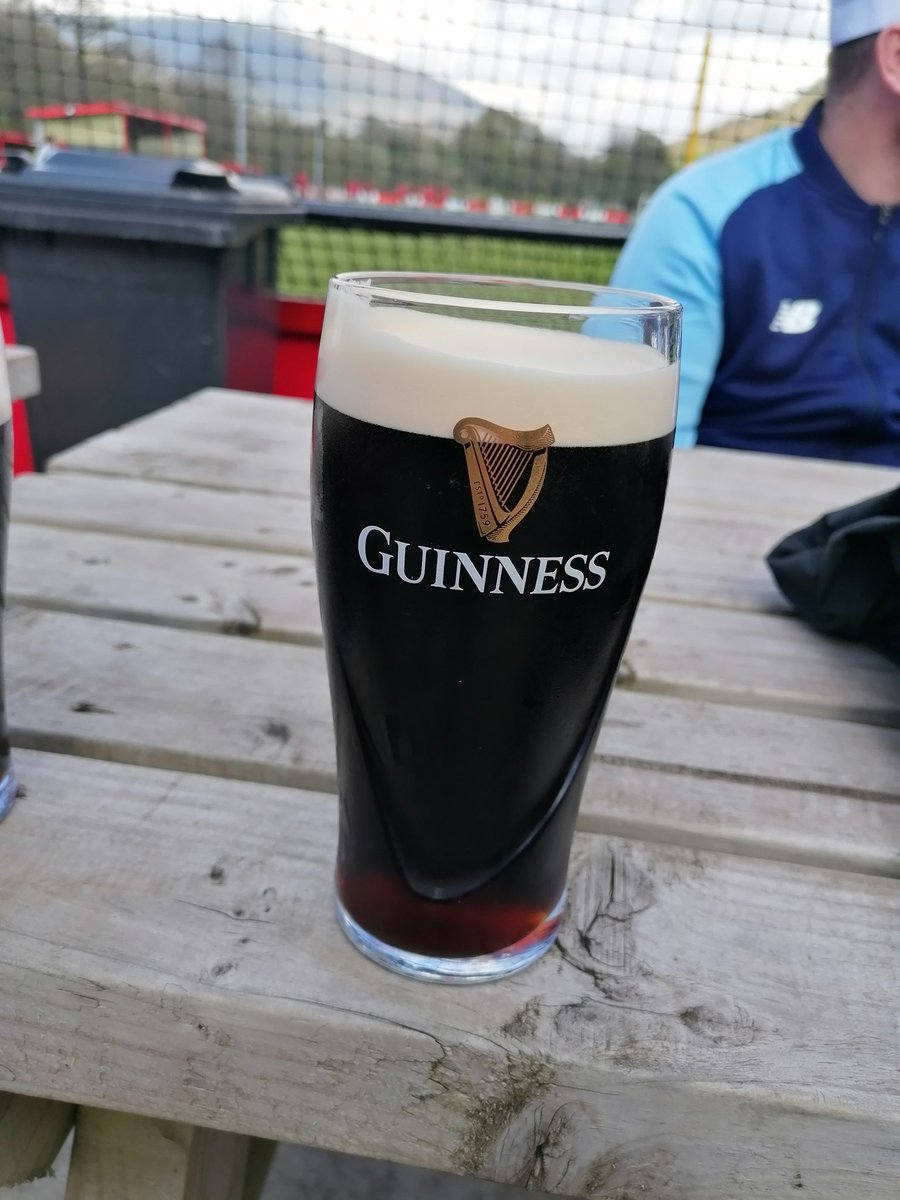 RobertCockings's tweet photo. Happy Bank Holiday ⚽ #pintofblackstuff #guinesstime https://t.co/DU0Ow5Szn7