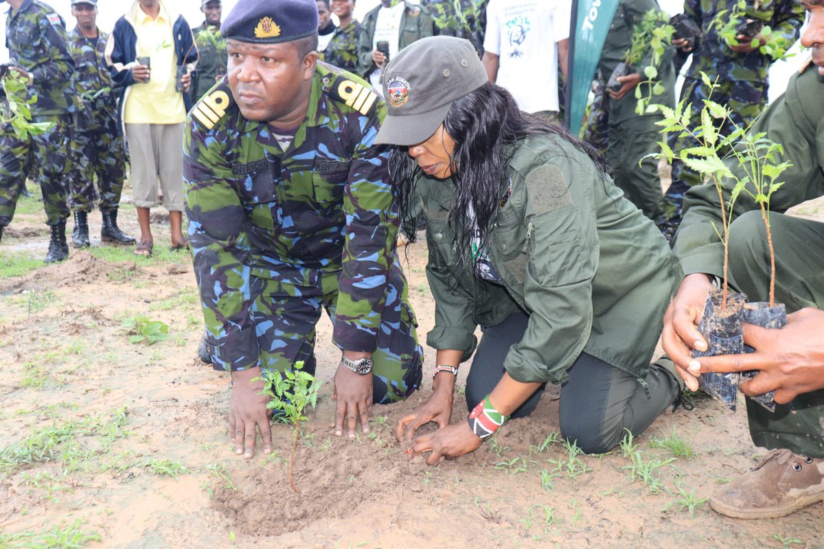 Dedankm's tweet photo. 5/11

KFS Coastal Region Deputy Regional Forest Conservator Mr. Wesonga  plead with the soldiers to sustain the number of trees planted by offering them proper aftercare. 

#DKFandKDF100kTrees https://t.co/KHtvAmecLR