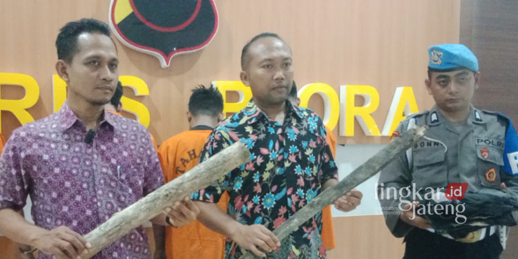 Akhirnya kecekel, ben dihukum seadil-adilnya 👇

Anak Kades Jadi Tersangka Pengeroyokan di Banjarejo Blora - lingkarjateng.id/news/anak-kade…