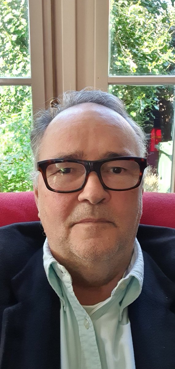 PeterBaars1111's tweet photo. Lieve vrienden van De Gulden Middenweg. Vanmiddag om ca. 17.00 uur komt de #216e aflevering van Veritas Vos Liberabit online. Titel: Een complot? Welnee joh.
Graag tot dan.
Delen is lief. https://t.co/A18FTQlXCf