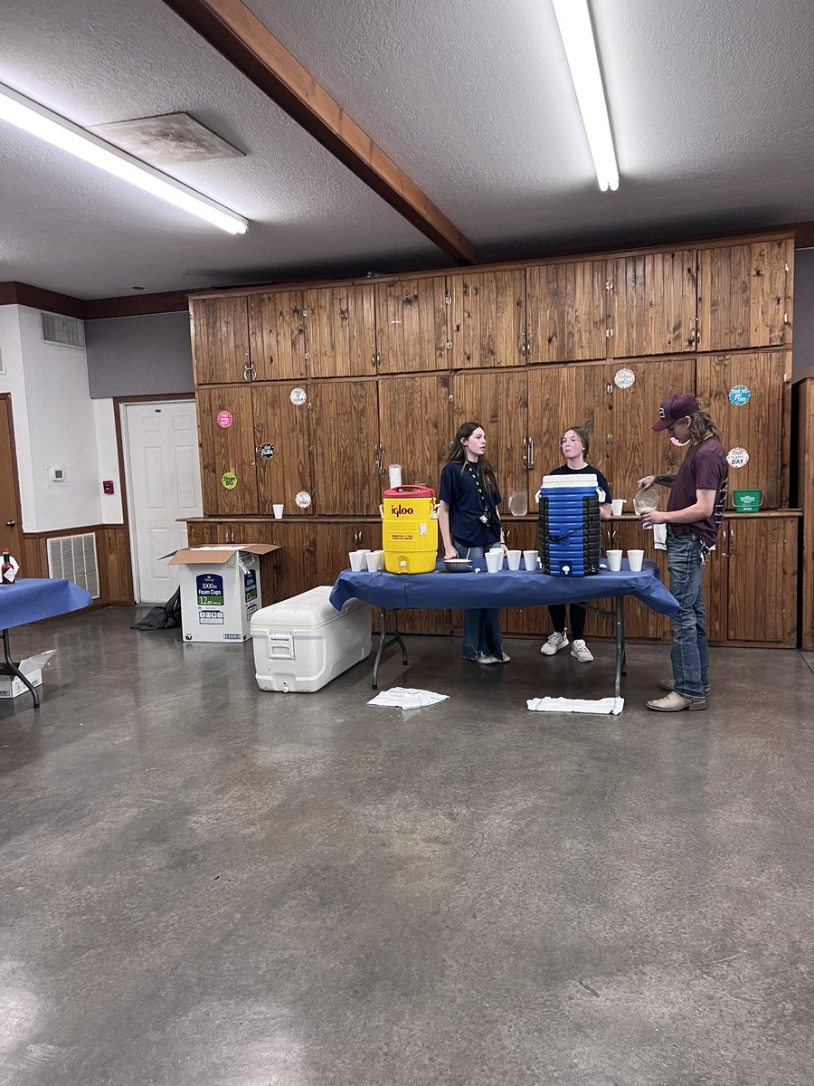 CoachBurnz's tweet photo. Thanks @TammyAdam7 &amp; the @FfaPlattsburg for hosting the fish fry last night! We had a great turnout for both the fry &amp; the play. @PlattsburgHS #PlattsburgProud #TigerLegacy https://t.co/eiIq5NnUNU