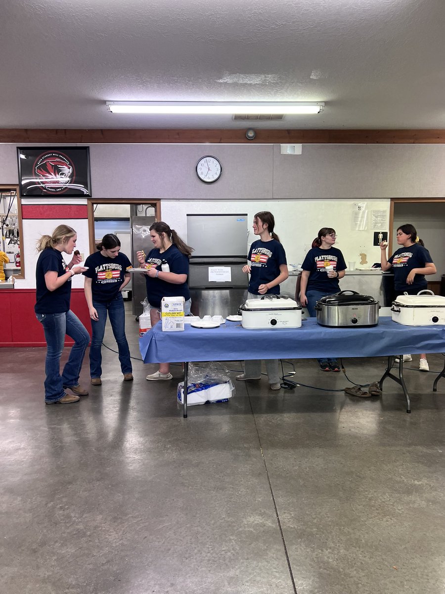 CoachBurnz's tweet photo. Thanks @TammyAdam7 &amp; the @FfaPlattsburg for hosting the fish fry last night! We had a great turnout for both the fry &amp; the play. @PlattsburgHS #PlattsburgProud #TigerLegacy https://t.co/eiIq5NnUNU