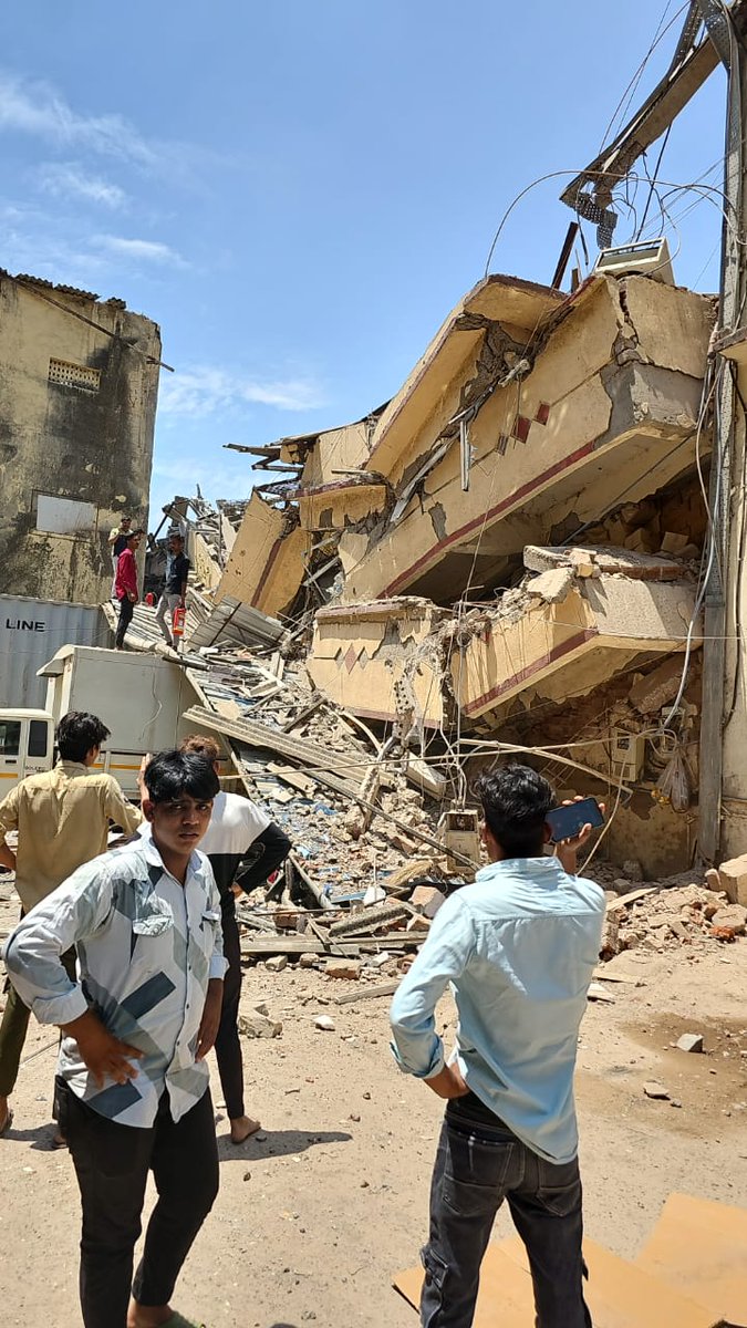 NDRFHQ's tweet image. #CSSR #RescueOps

Three Storey building collapse at Vardhaman compound in Kailashnagar, Valpada(MH)

@5Ndrf team rescued 4 live victims till now.

Ops is continues with 3 NDRF teams at site.

@HMOIndia 
@BhallaAjay26 
@AtulKarwal 
@satyaprad1 
@PIBHomeAffairs 
@PIBMumbai 
@ANI