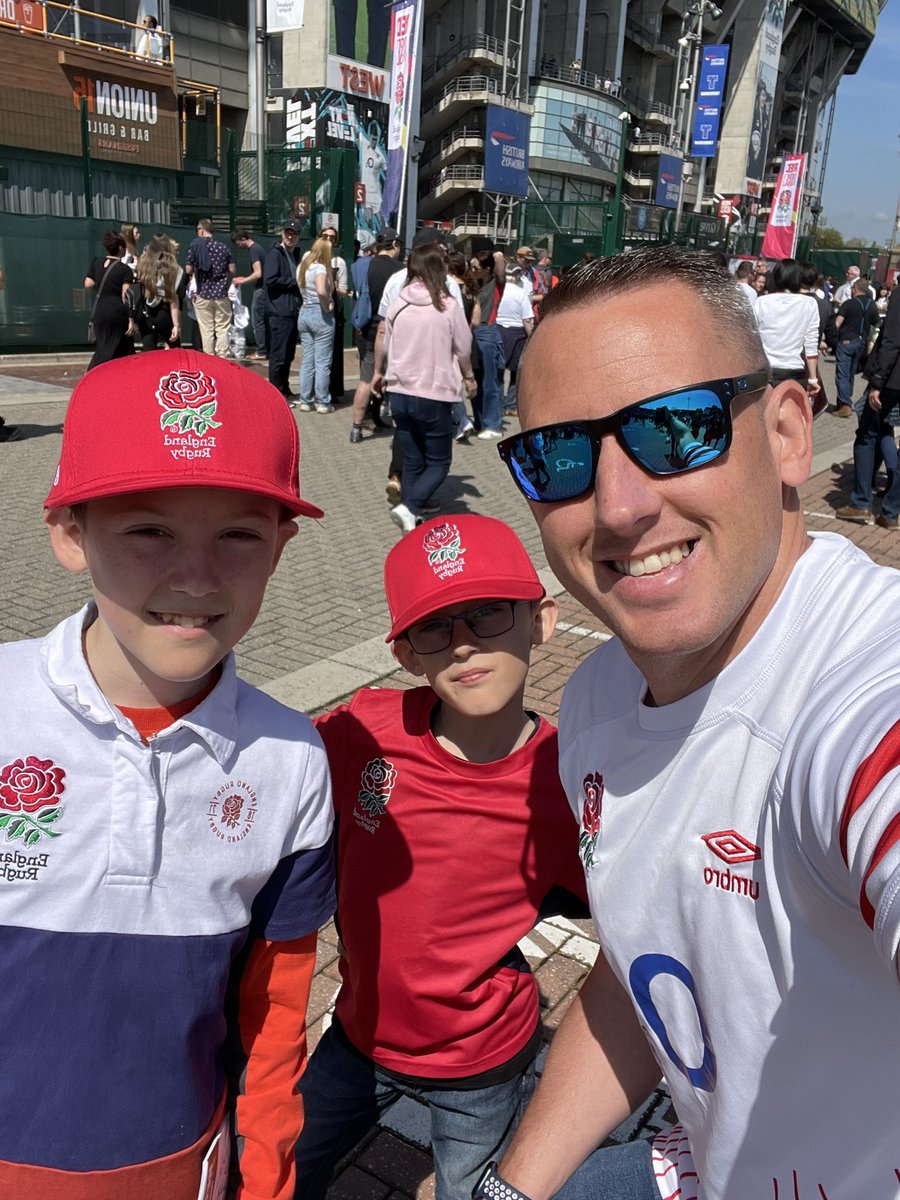 Nickcdo1's tweet photo. Lads lads lads…. 🏴󠁧󠁢󠁥󠁮󠁧󠁿🏉🌹
Great day out watching England Roses at the home of English Rugby. https://t.co/3bYQnftzIg