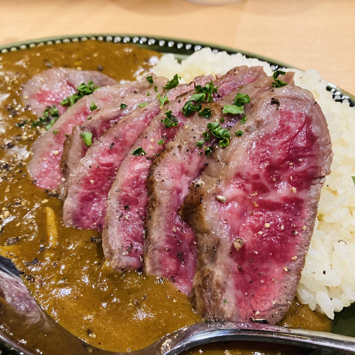 dirty_frog's tweet photo. 北千住煮干中華蕎麦かれんさんで

旨味重ね手揉み中華そば+A5常陸牛イチボのステーキカレー！

高野店長の誕生祭に訪問！
口当たりは何処か懐かしく後から旨味の深ーい中華蕎麦に激旨トッピングが大量！トロける様な常陸牛ステーキカレーは一口食べれば夢見心地！
美味しく完食ごちそう様でした！ https://t.co/QRJbns60RJ