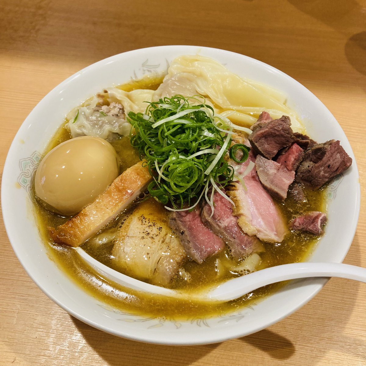 dirty_frog's tweet photo. 北千住煮干中華蕎麦かれんさんで

旨味重ね手揉み中華そば+A5常陸牛イチボのステーキカレー！

高野店長の誕生祭に訪問！
口当たりは何処か懐かしく後から旨味の深ーい中華蕎麦に激旨トッピングが大量！トロける様な常陸牛ステーキカレーは一口食べれば夢見心地！
美味しく完食ごちそう様でした！ https://t.co/QRJbns60RJ