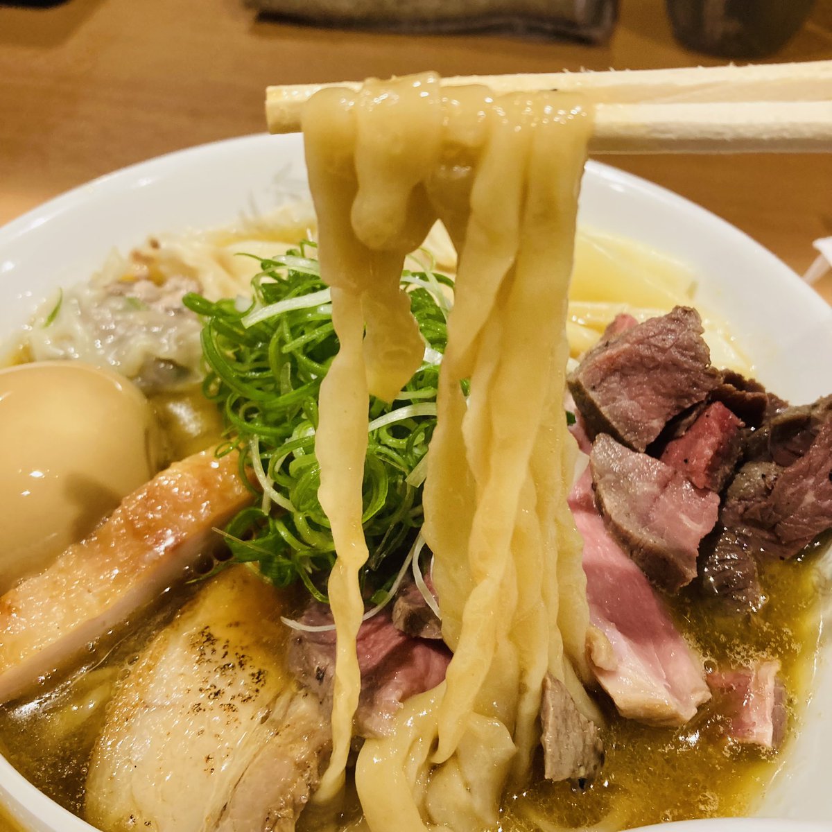 dirty_frog's tweet photo. 北千住煮干中華蕎麦かれんさんで

旨味重ね手揉み中華そば+A5常陸牛イチボのステーキカレー！

高野店長の誕生祭に訪問！
口当たりは何処か懐かしく後から旨味の深ーい中華蕎麦に激旨トッピングが大量！トロける様な常陸牛ステーキカレーは一口食べれば夢見心地！
美味しく完食ごちそう様でした！ https://t.co/QRJbns60RJ