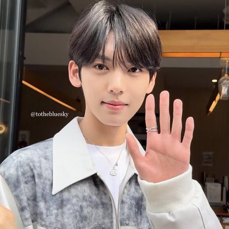 hanyujinfeed's tweet photo. A poll on weibo for zb1’s visual center (best visual) was conducted and Yujin received the 7.6k+ votes among the total 14k ! He is so loved in china, our prettiest maknae chenchen🥺

#HANYUJIN #한유진 #ZB1 https://t.co/E7CBr6hTjo
