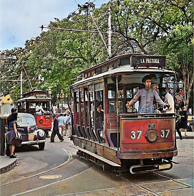 CIVoficial's tweet photo. En 1908 cuando compañía inglesa estableció servicio de tranvías eléctricos en Caracas, la mayoría de la población le tenía miedo. Estaban acostumbrados al tranvía tirado por mulas. Entonces se estableció pasaje gratis de plaza Bolívar a Candelaria. Oscar Yanes. Así son las cosas. https://t.co/18LG1NasLA