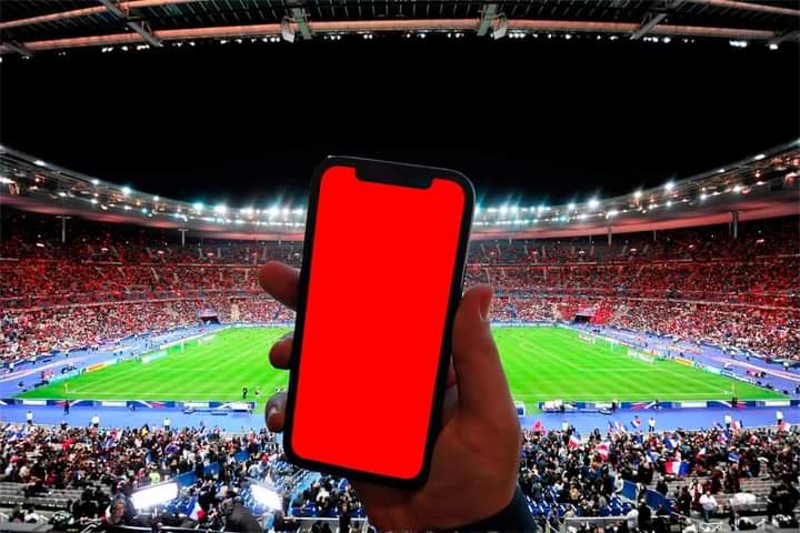 WatermolenJona2's tweet photo. Alors le carton rouge en papier est interdit.
Les gens ont déjà trouvé la solution.
Quant aux sifflets, les doigts suffiront.
Donc à moins de couper les mains des spectateurs, Macron aura son carton ! https://t.co/yF3yDcEJrP