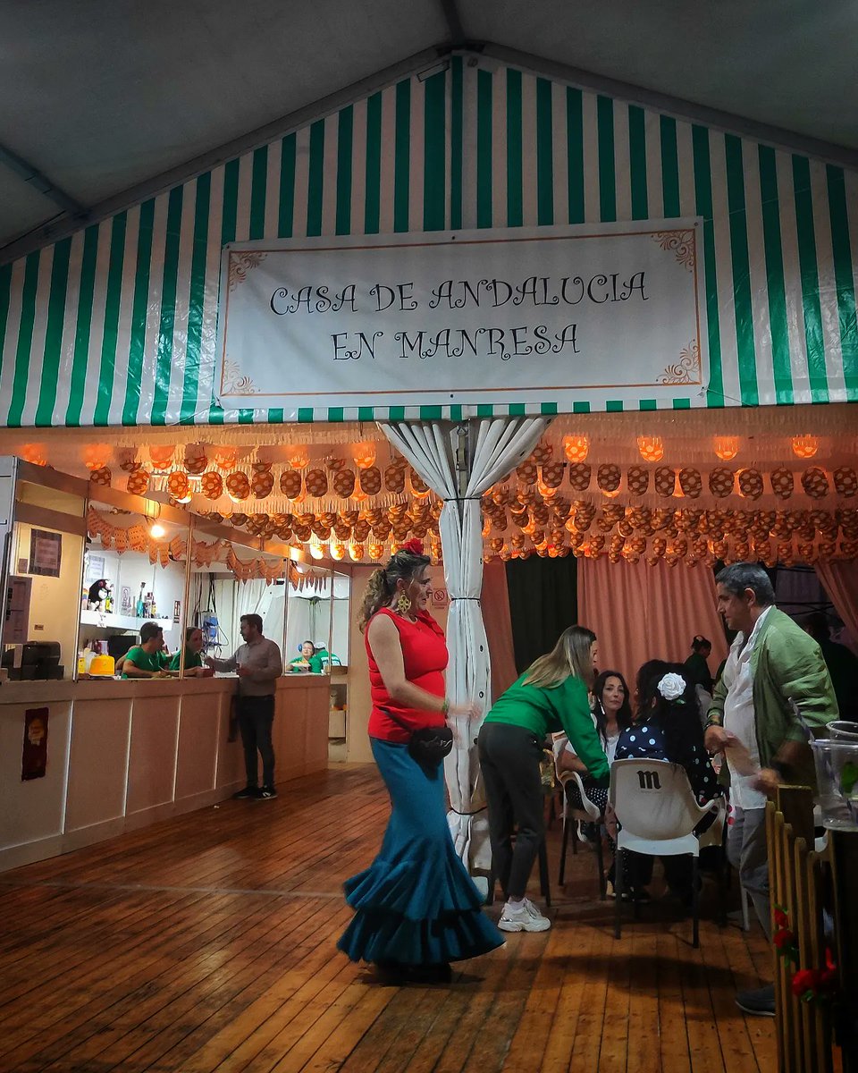 JSendarrubias's tweet photo. Nits de Feria i Rebujitos 🍷💃
#FeriadeAbril
#LasLolas
#Rebujito
#FeriadeAbril2023
#FeriadeAbril23
#FeriadeAbrildeCatalunya
#Sevillanas https://t.co/gluBJattWG