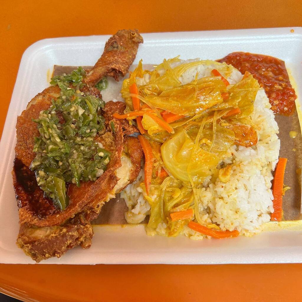 JayMoyLovesFood's tweet photo. I always see the Green Chili Sauce Chicken at Alimama in Maxwell Food Centre and never decided to try it until today. 

As it was being prepared I was thinking it would be like simple Ayam Hijau. But it wasn’t!

I saw the Curry Vegetables go on as well a… https://t.co/qHFWCBRqHO https://t.co/qvvgA15s1q