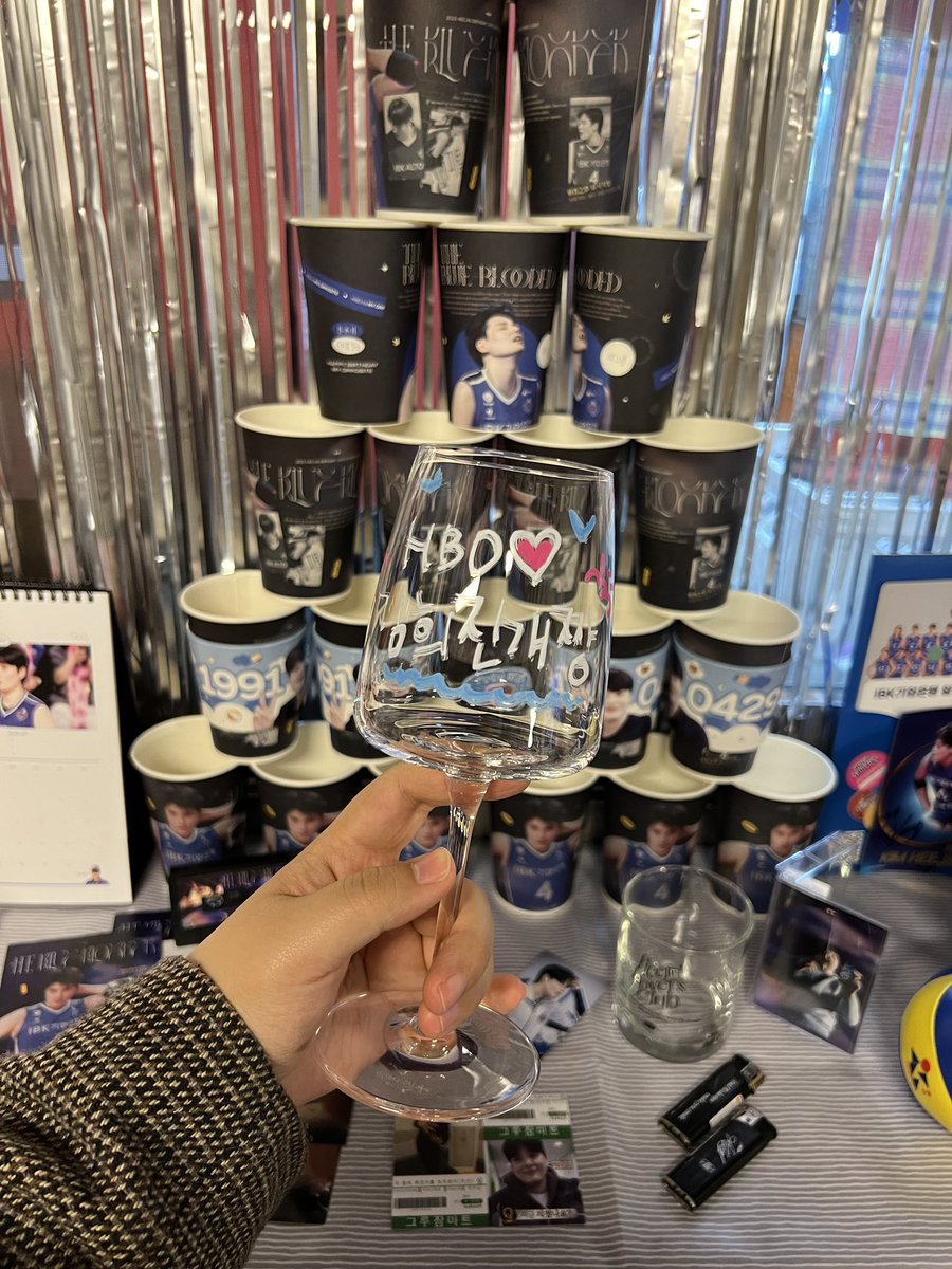 bakaezhuyi's tweet photo. 무려 알콜이 있는 진정한 어덜트 주접단들을 위한 카풰…생각보다 도수는 약한 듯😉(주접ㅋㅋ
굿즈까지 라이터🔥인게 너무 신기했던 곳…
맥 모니터 포토부스 켜놓은 아이디어 쵝오👍🏻

#기업은행에서_4번_김희진이가_하여튼_오늘_생일이곰
#HAPPY_HEEJIN_DAY https://t.co/k9omIdiG2R