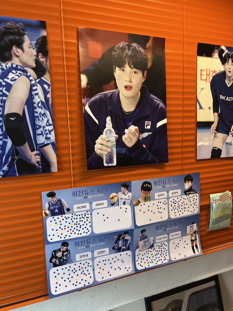 bakaezhuyi's tweet photo. 무려 알콜이 있는 진정한 어덜트 주접단들을 위한 카풰…생각보다 도수는 약한 듯😉(주접ㅋㅋ
굿즈까지 라이터🔥인게 너무 신기했던 곳…
맥 모니터 포토부스 켜놓은 아이디어 쵝오👍🏻

#기업은행에서_4번_김희진이가_하여튼_오늘_생일이곰
#HAPPY_HEEJIN_DAY https://t.co/k9omIdiG2R