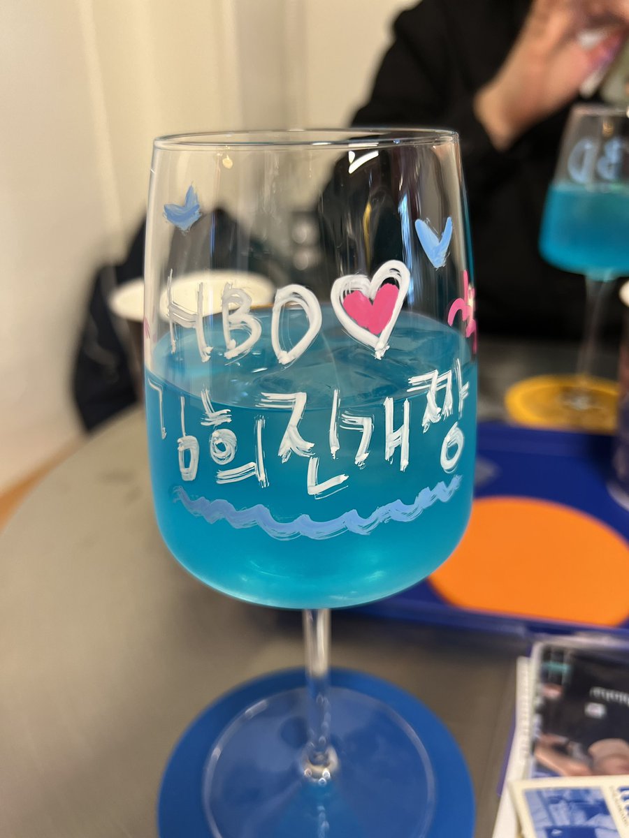 bakaezhuyi's tweet photo. 무려 알콜이 있는 진정한 어덜트 주접단들을 위한 카풰…생각보다 도수는 약한 듯😉(주접ㅋㅋ
굿즈까지 라이터🔥인게 너무 신기했던 곳…
맥 모니터 포토부스 켜놓은 아이디어 쵝오👍🏻

#기업은행에서_4번_김희진이가_하여튼_오늘_생일이곰
#HAPPY_HEEJIN_DAY https://t.co/k9omIdiG2R