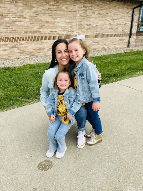 mrs_arms214's tweet photo. Hawk Walk fun last night! 🤍 @WYEPrincipal @14cfraley @TSCSuper https://t.co/H0HMaZhG4Q