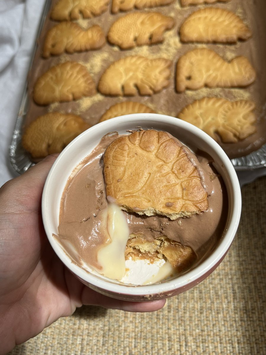 _sooffia's tweet photo. una amiga me ha pedido que le haga la tarta de la abuela con galletas dinosaurus y ha creado una maravilla https://t.co/6sMdHeb51r
