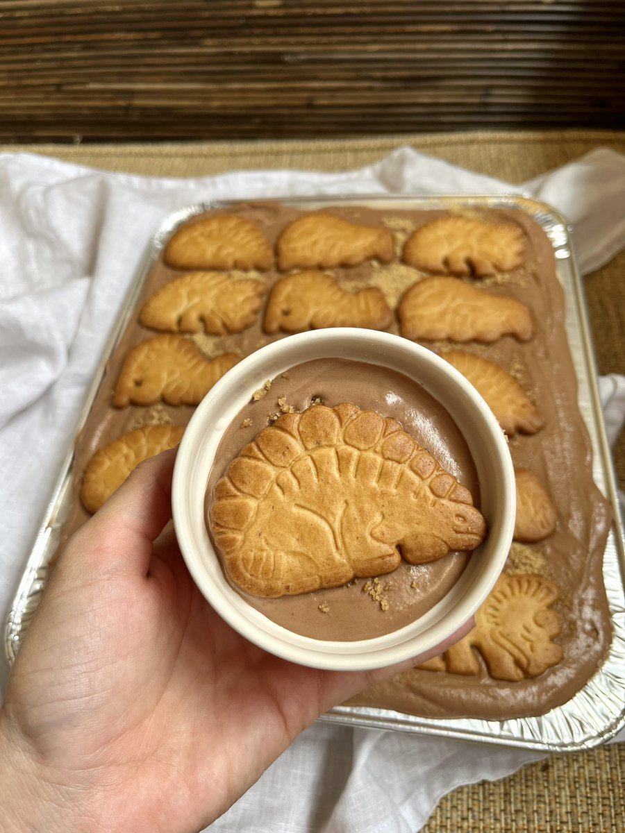 _sooffia's tweet photo. una amiga me ha pedido que le haga la tarta de la abuela con galletas dinosaurus y ha creado una maravilla https://t.co/6sMdHeb51r
