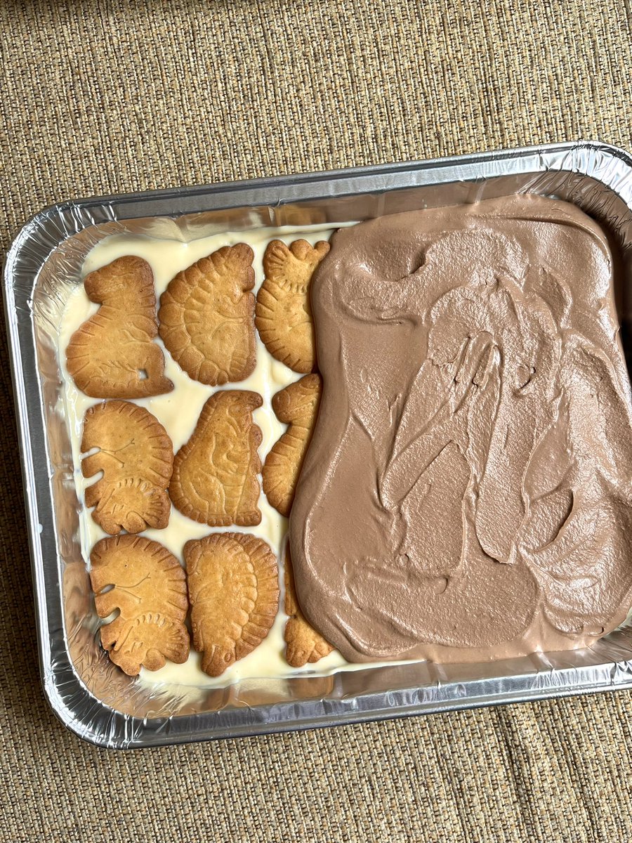 _sooffia's tweet photo. una amiga me ha pedido que le haga la tarta de la abuela con galletas dinosaurus y ha creado una maravilla https://t.co/6sMdHeb51r