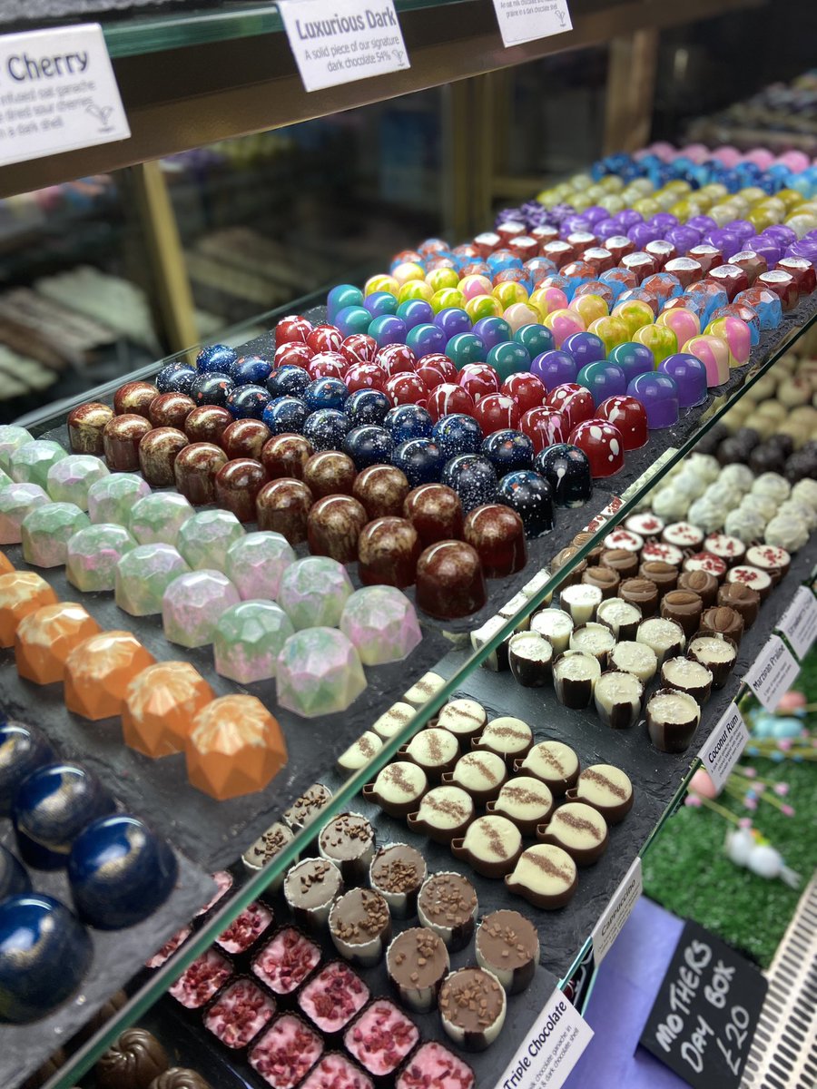 clareyschocs's tweet photo. Cabinet is full…💖 #handmade #chocolate #bonbon #chocolatier https://t.co/hWF47Vqh0C