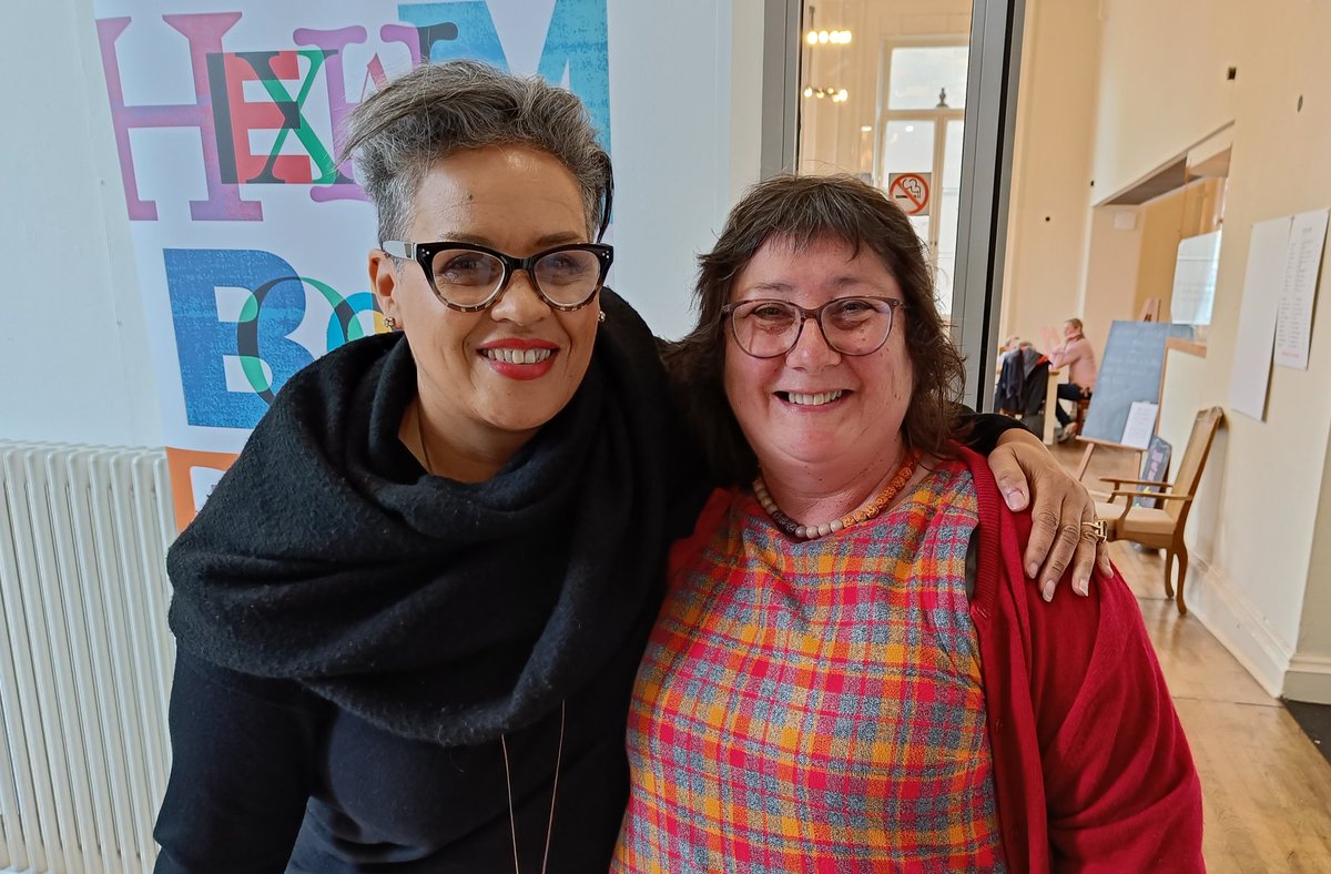 suereedwrites's tweet photo. Just amazing. Took so much away from listening to @KitdeWaal at @hexhambookfest. So good to meet her in the flesh. Thanks Kit. #WritingCommunity
#WithoutWarningandOnlySometimes https://t.co/kZHLdvKNmY