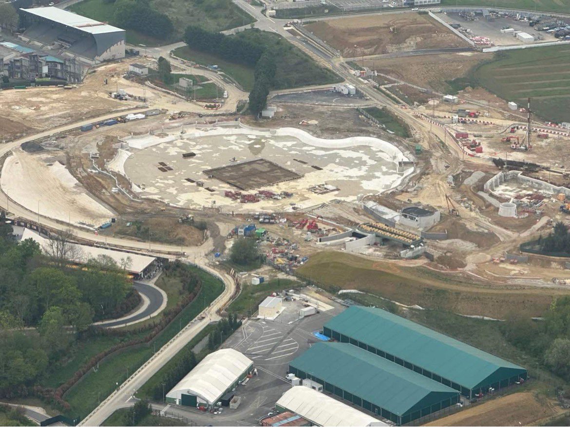 Bieresnparks's tweet photo. Captain Skouf à survoler #DisneylandParis ce midi . Voici quelques photos des travaux . https://t.co/tia2HTbG8R