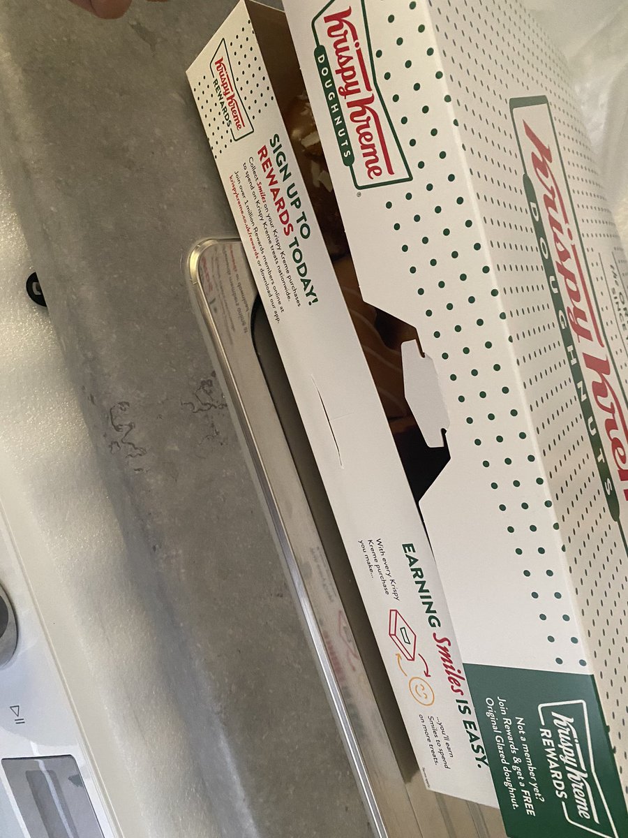 krupali143's tweet photo. @krispykremeUK I brought at dozen doughnuts and there is no code to redeem on the box. #cheeky #unfair https://t.co/Nlw9Mp4nB5