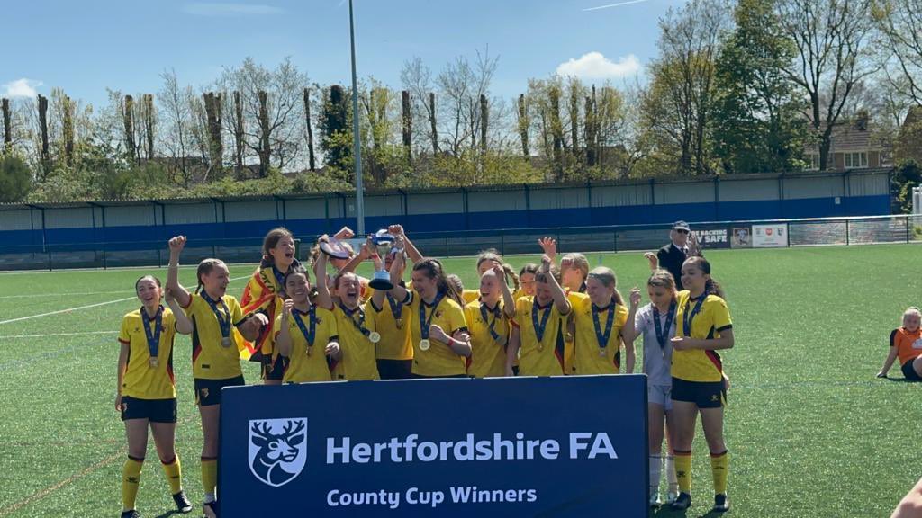 becky_d2's tweet photo. Coming back from injury to finish the season with a bang ⚽️🧤so proud of all the girls #winners @WatfordFCWomen @HertsSchoolsFA @GIK_FemaleHUB https://t.co/rCpE4WxGgx