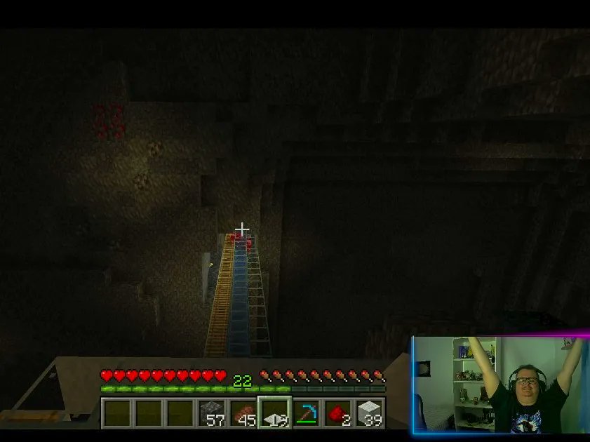 MonkeyDCloud_'s tweet photo. Después de descubrir la guarida de Warden, decidimos crear la Granja💀. Tras un pequeño gran fail durante la construcción, al fin tenemos operativa la Granja de Warden🙌
#monkeydcloud #mdc #minecraft #granja #warden #chilladores #cofre #twitch #streamer #terror #Minecraftbuilds https://t.co/vqCz5EBcGY