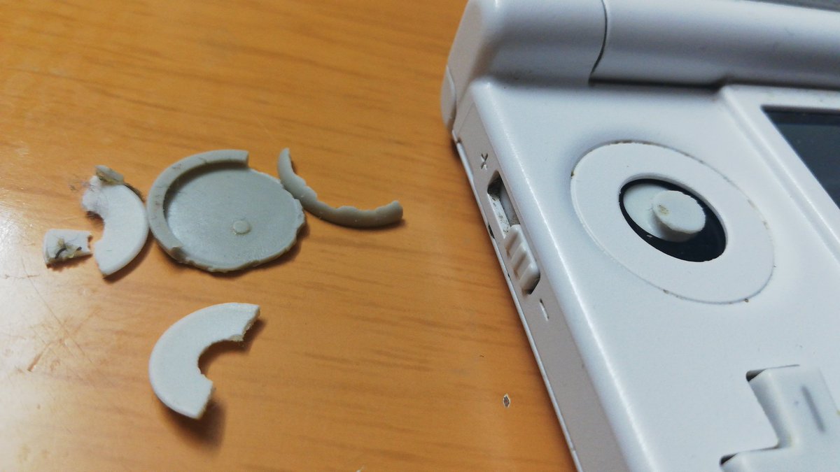 inpakuinterface's tweet image. うごメモ３Ｄに合わせて買ったモデルなので今年で10年経過しただけあってプラスチックも疲労してたのね
なんか微妙に動かしにくいと感じてたけど一気にボロボロボロって取れてしまった

軸の部分しか残ってないけど取りあえず使えるようなのでヨシとする
(まだまだ酷使するようだ)
#3DSLL