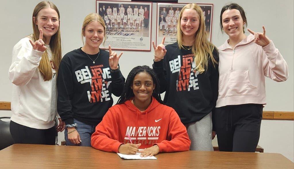 Lady Mav and Region Player of the Year Jordan Holman signed with Arkansas Little Rock! Congratulations Jordy we are proud of you! ‼️🏀🤘🏼