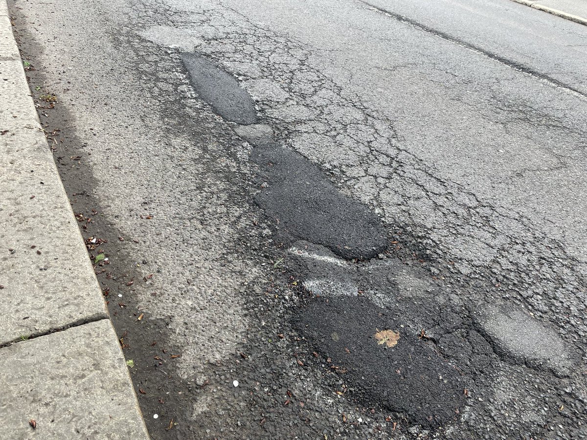AliceJiga's tweet photo. This is how you fix potholes in London 😂😂. Masterpiece 
@LewishamCouncil 👏👏👏 https://t.co/vp2ACEO4MH