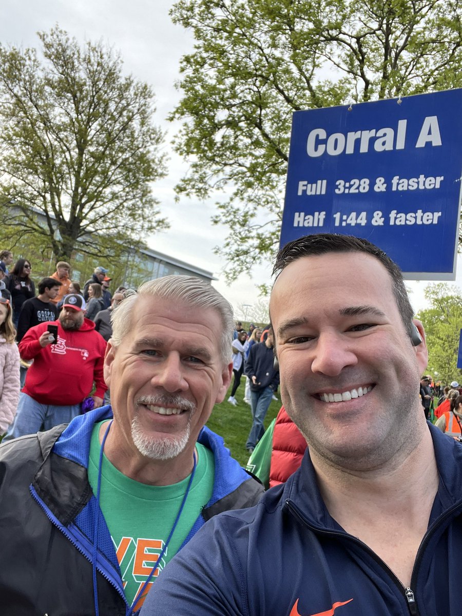 palmerlaw's tweet photo. MILE 5: Thanks to @ChampaignPD @UrbanaPD @UIPD @ChampCoSheriff & volunteers, led by the OG Sgt Scott, for keeping the runners in line. Literally!
๐๐ฎโโ๏ธ๐๐ง๐
@ILMarathon #twunning #chambana #ILMarathon #IllinoisMarathon https://t.co/a4Pw4sJKiL
