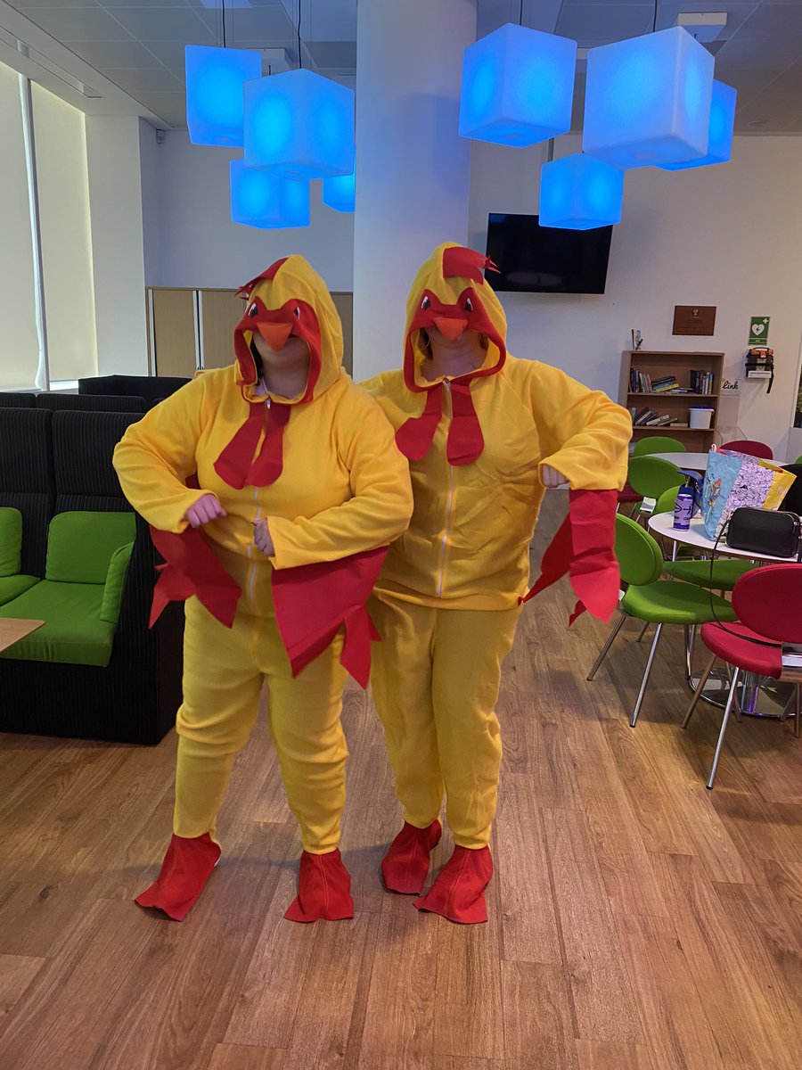 lindsayij1's tweet photo. Anyone sees this pair in a bar in Glasgow let me know!!! #ouestlepoulet https://t.co/cbdXbyxYZ1