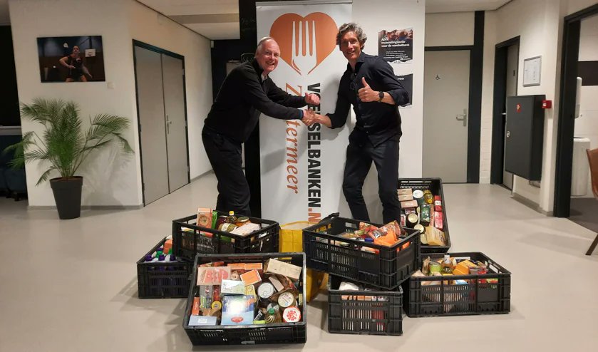 In de #volleybalkantine van sporthal De Limiet aan de Buytenparklaan 6 in #Zoetermeer werden door de leden en bezoekers van Zoetermeerse #Volleybal Club #Zovoc heel wat spullen geschonken voor de klanten van de #Voedselbank: streekbladzoetermeer.nl/nieuws/actueel…. Heel erg bedankt! 👍