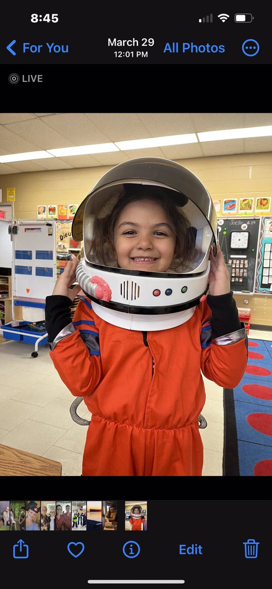 joelle44's tweet photo. @MarcGarneau cher M. Garneau,
Ma classe de maternelle de Barrie en Ontario sont en train d’apprendre, ce que je sais et ce que je peux trouver sur l’astronomie. Ils ont 4-5 ans, Je me demandais si vous faites des visites de classe ou des rencontres zoom? Ils sont très  intéressés https://t.co/DMXk8SCDwX