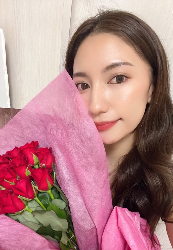 risarose1225's tweet photo. バラが好きすぎてついにバラのシャンプーまで手を出してしまった...❤️🌹食べられるバラから化粧品を作る@roselabo_jp ローズラボさんのノンシリコンシャンプートリートメントはバラのとっても良い香りで癒される🤍髪もしっとり次の日まで髪からバラの香りでハッピー気分🌹#ローズリラックスシャンプー https://t.co/Gzj2uPFQtb