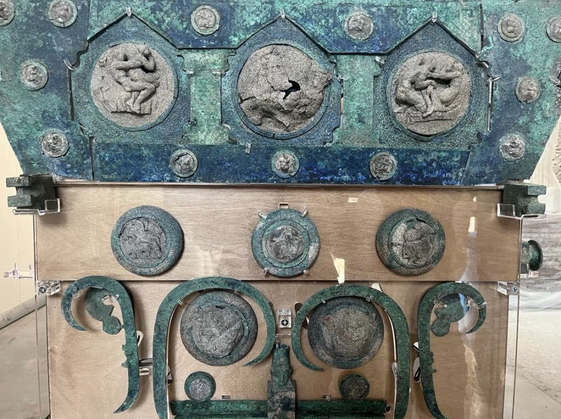 pompei79's tweet photo. Wonderful news that the extraordinary carriage that was found in Civita Giuliana,the Roman villa north of #Pompeii, has been reconstructed with the original decoration and will be on show in Rome from the 4th of May to 30th of July
Info via @pompeii_sites: https://t.co/G7Vdor7L0l https://t.co/1l6bUR5rcS