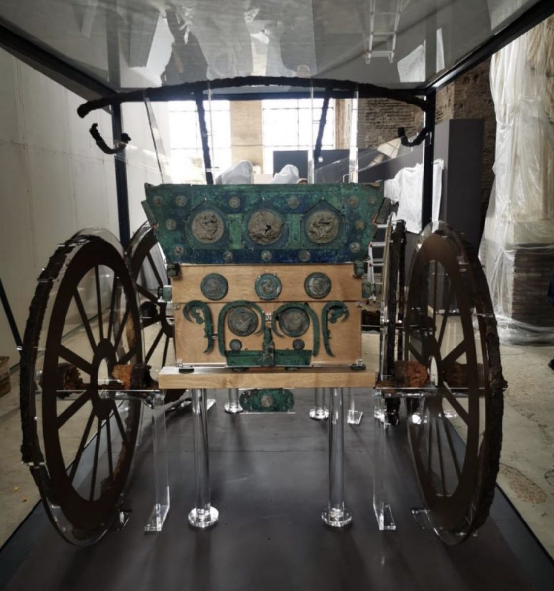 pompei79's tweet photo. Wonderful news that the extraordinary carriage that was found in Civita Giuliana,the Roman villa north of #Pompeii, has been reconstructed with the original decoration and will be on show in Rome from the 4th of May to 30th of July
Info via @pompeii_sites: https://t.co/G7Vdor7L0l https://t.co/1l6bUR5rcS